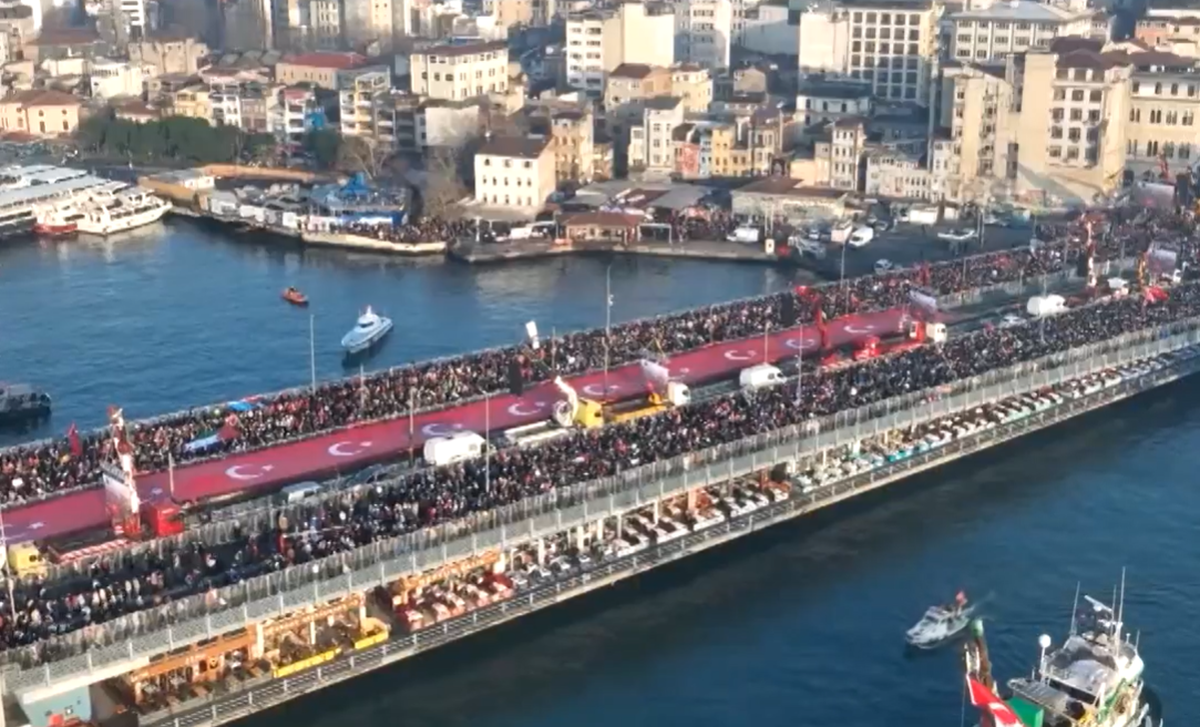 Imaginile începutului de an: peste 400.000 de oameni pe Podul Galata din Istanbul