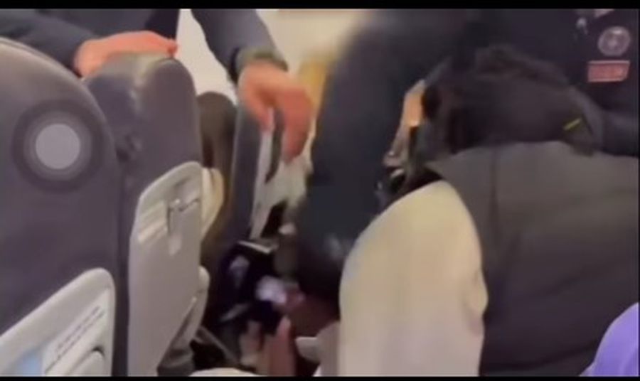 Internațional belgian, arestat în avion » „Polițiștii m-au abuzat rasist! M-au lovit de parcă eram un criminal!”