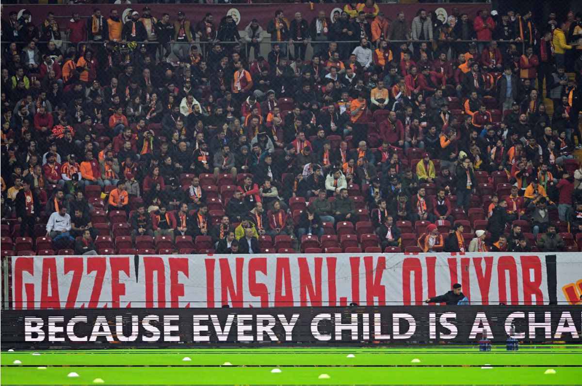 Imaginile începutului de an: peste 400.000 de oameni pe Podul Galata din Istanbul