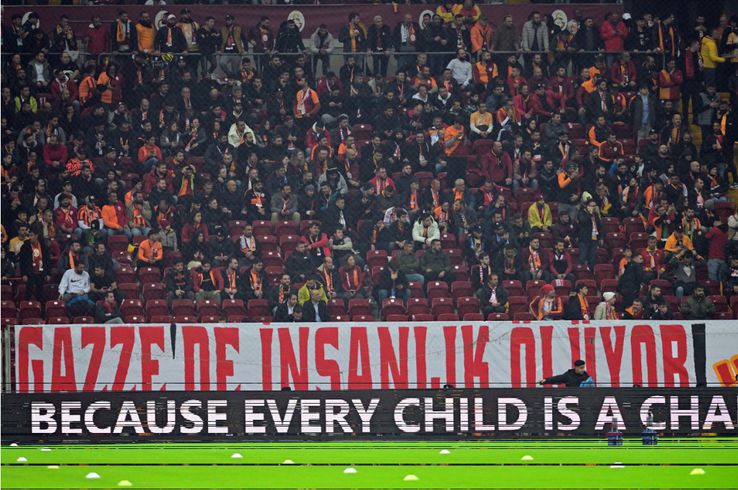 Fanii lui Galatasaray au afișat, la meciul cu Manchester United (3-3) din Europa League, mesaje pro-Gaza / Foto: Gazet Duvar