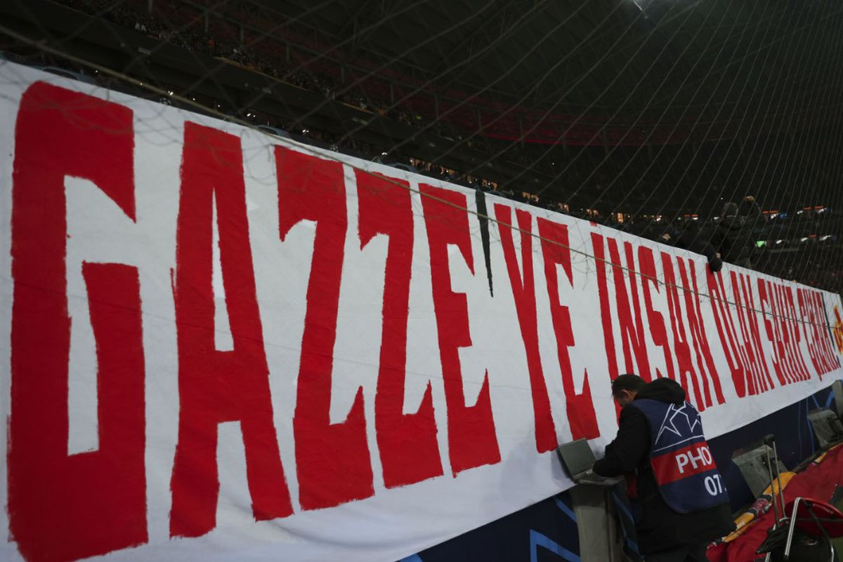 Imaginile începutului de an: peste 400.000 de oameni pe Podul Galata din Istanbul