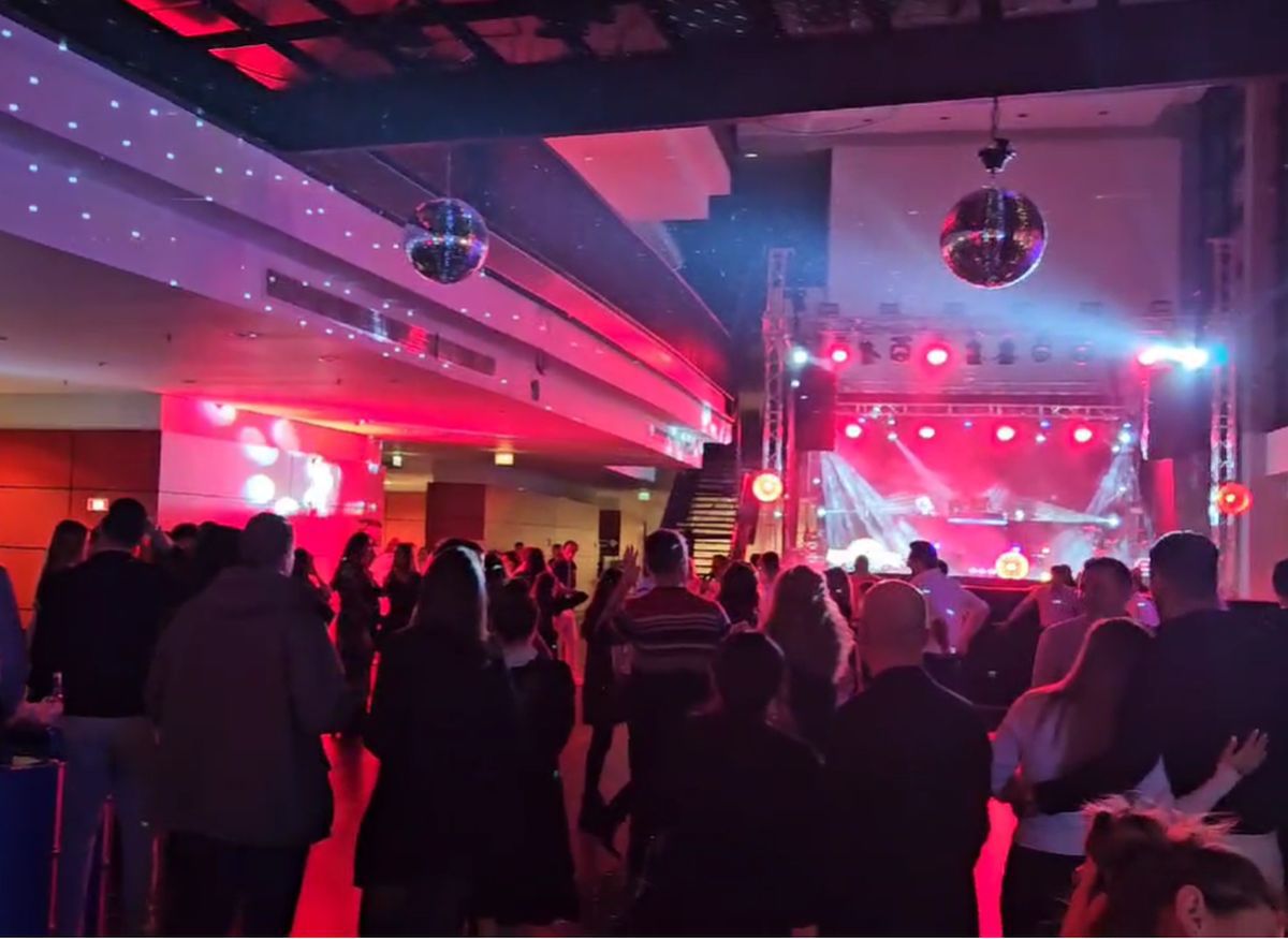 Credeai că le-ai văzut pe toate? Experiment: cum a fost Revelionul pe Arena Națională: 3 concerte, hore și atmosferă de anii '90 + Cât a costat noaptea petrecută în stadion