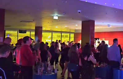 Credeai că le-ai văzut pe toate? Experiment: cum a fost Revelionul pe Arena Națională: 3 concerte, hore și atmosferă de anii '90 + Cât a costat noaptea petrecută în stadion