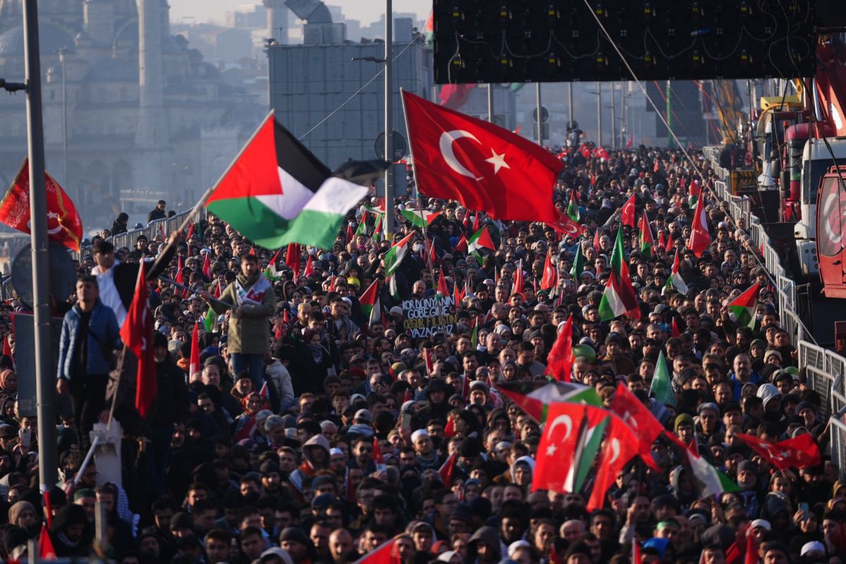 Imaginile începutului de an: peste 400.000 de oameni pe Podul Galata din Istanbul » Manifestația din tribune a coborât pe străzi: „Eliberați Palestina!”