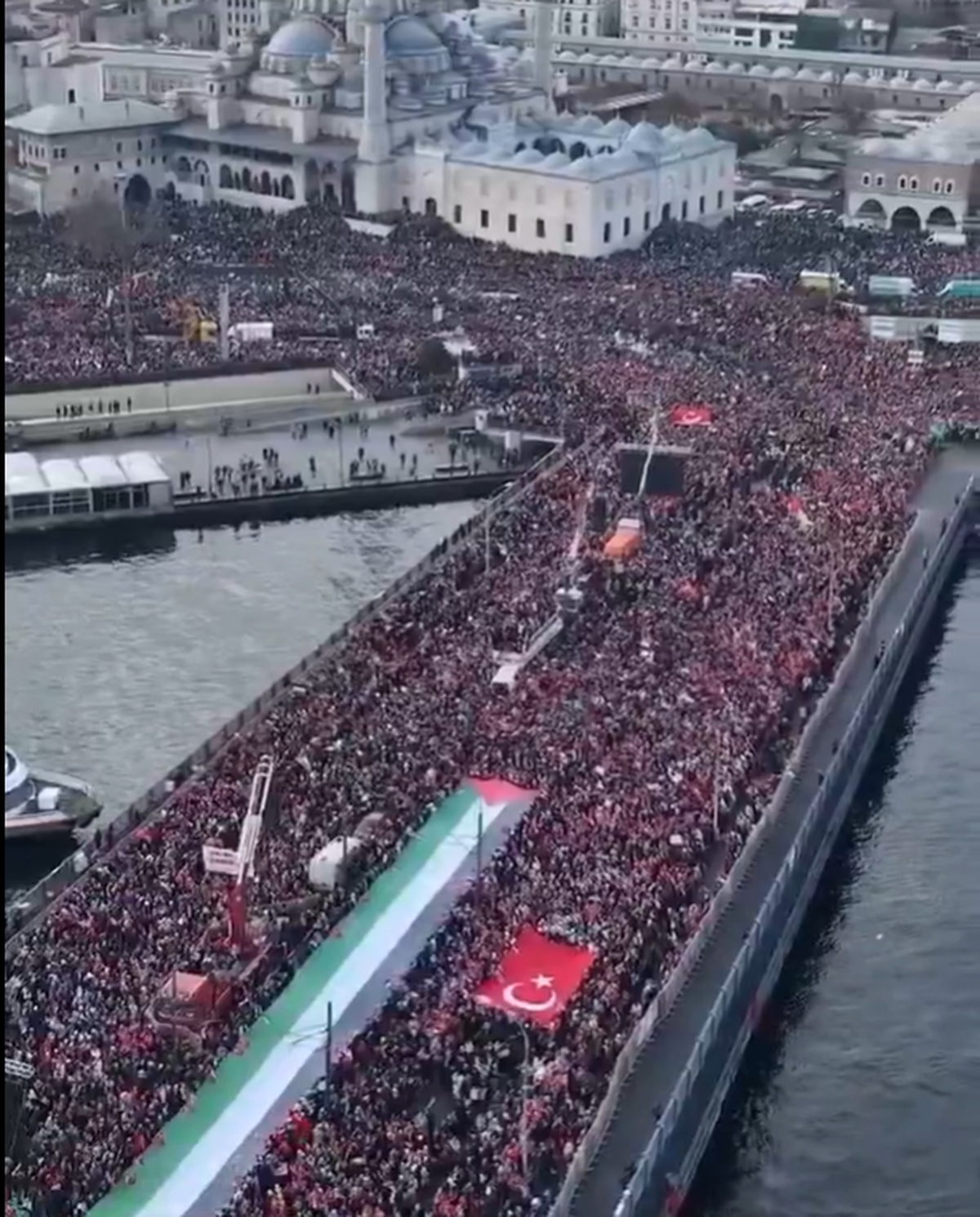 Imaginile începutului de an: peste 400.000 de oameni pe Podul Galata din Istanbul » Manifestația din tribune a coborât pe străzi: „Eliberați Palestina!”