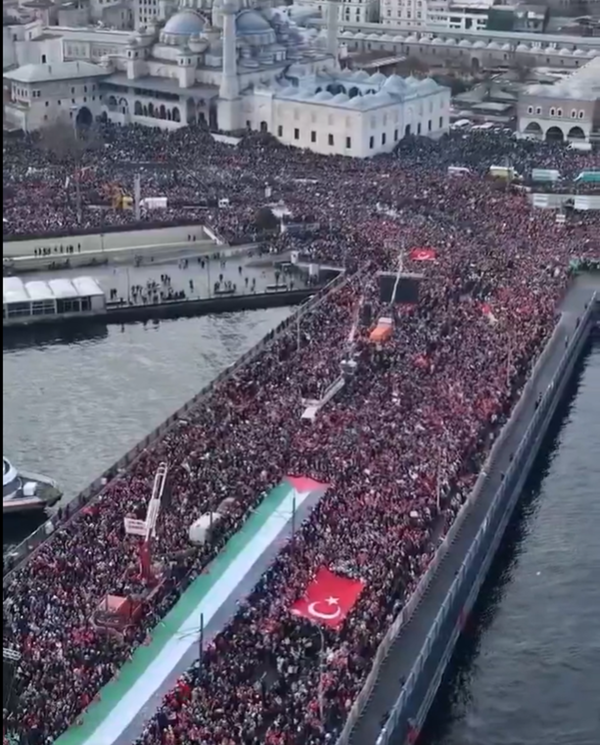 Imaginile începutului de an: peste 400.000 de oameni pe Podul Galata din Istanbul