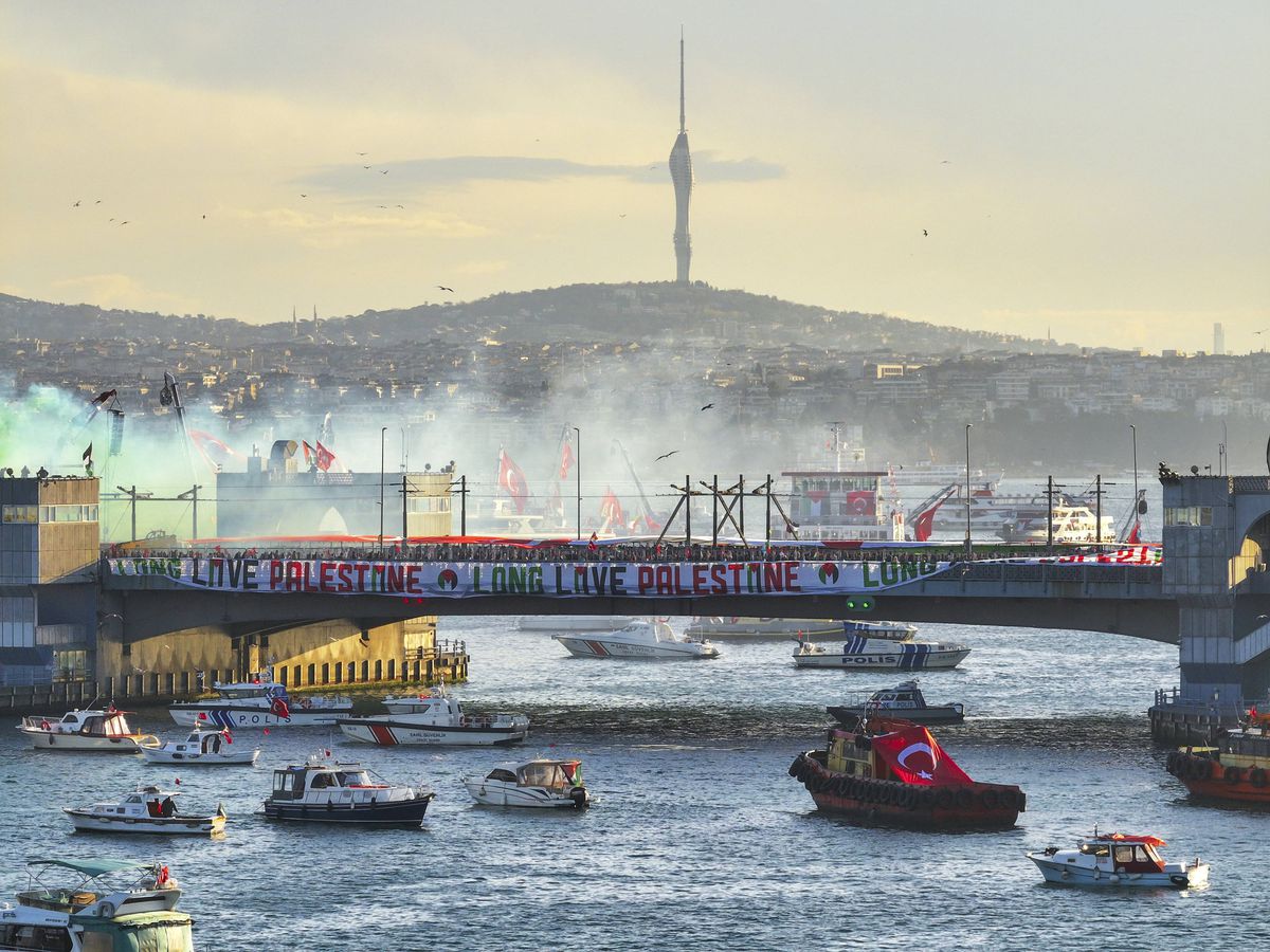 Mesut Ozil, reacție la manifestația-mamut din Istanbul: 500.000 de oameni pe străzi în prima zi a anului