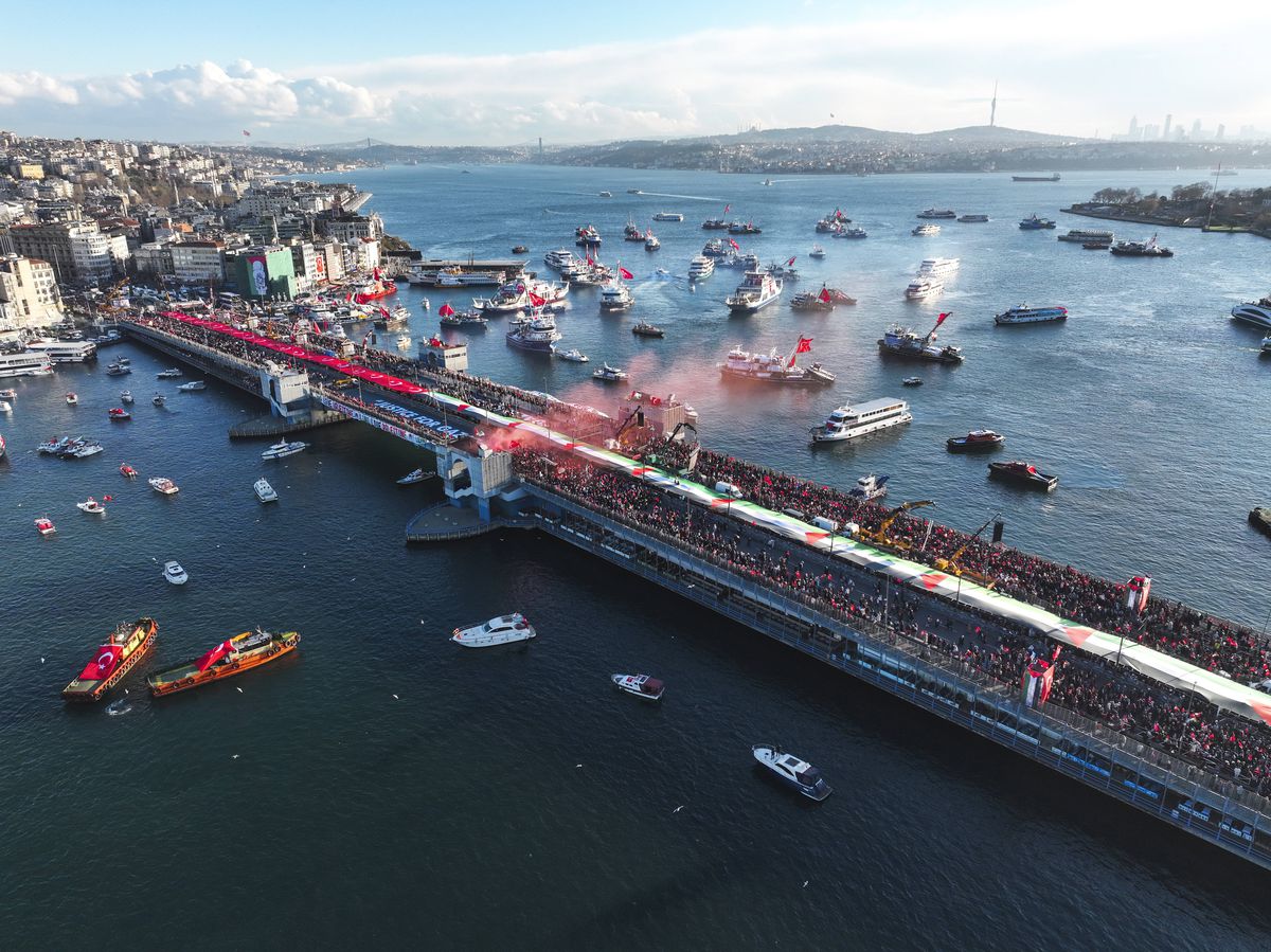 Mesut Ozil, reacție la manifestația-mamut din Istanbul: 500.000 de oameni pe străzi în prima zi a anului