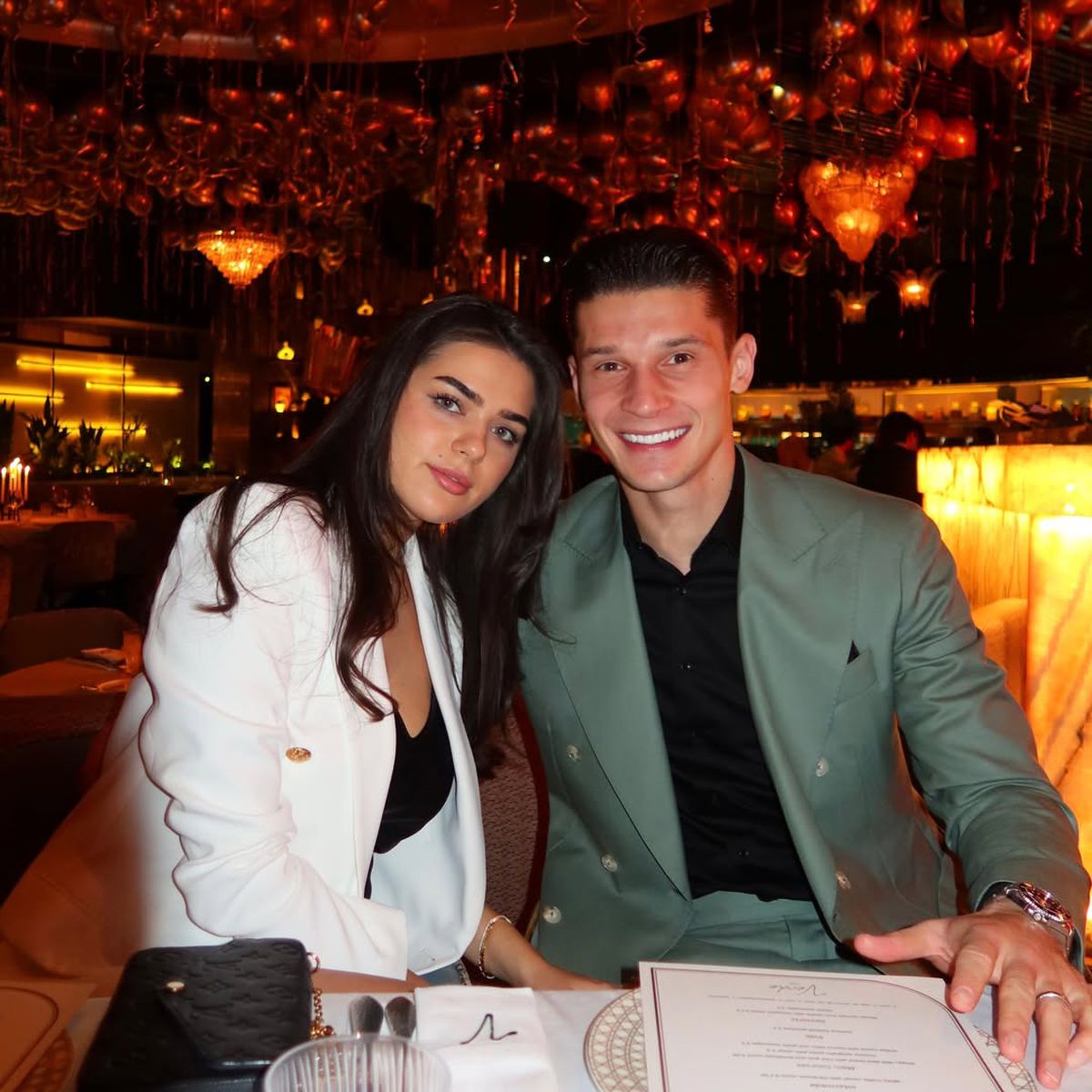 Cum au petrecut sportivii români noaptea de Revelion » O echipă a sărbătorit în cantonament! Cum s-a fotografiat Alibec alături de iubită