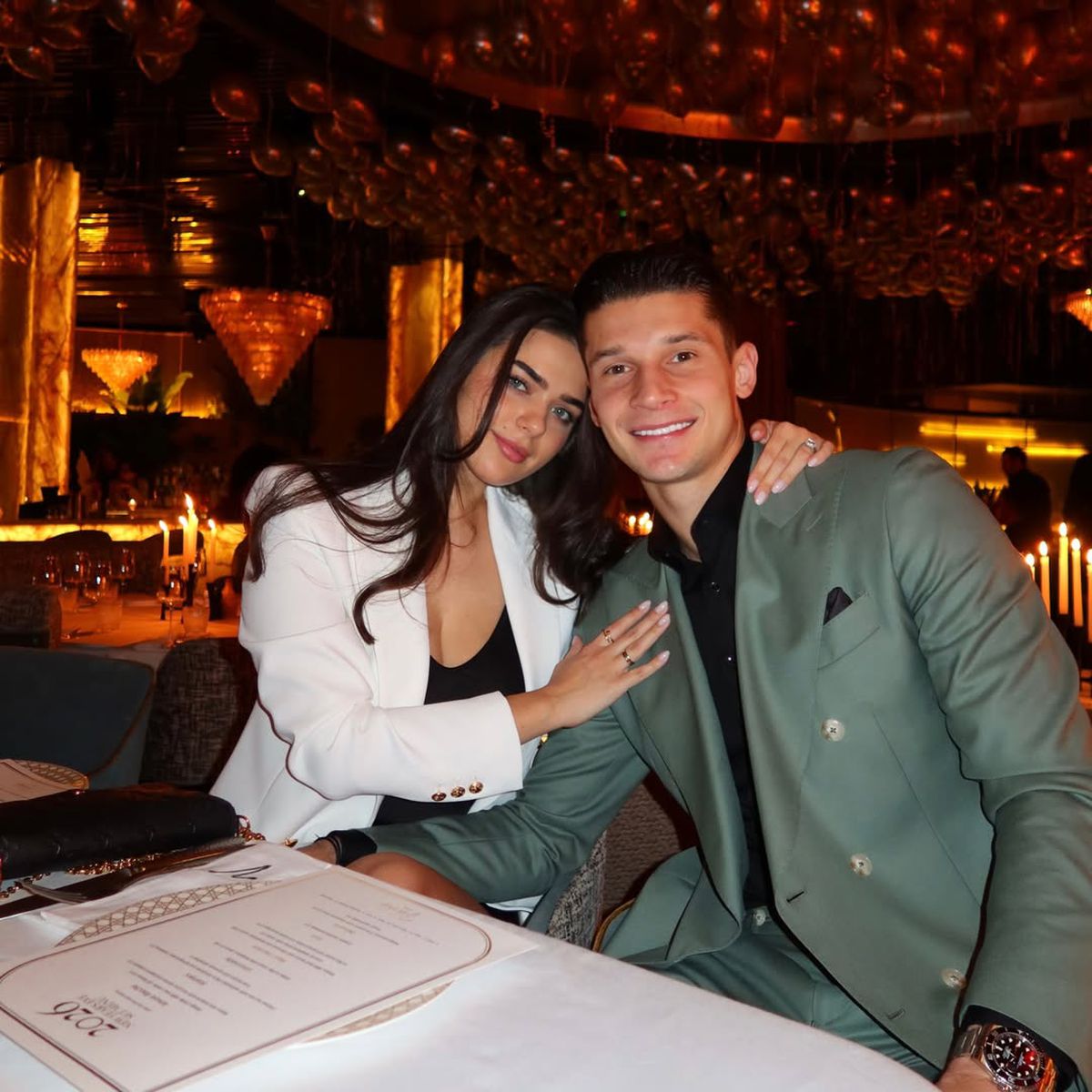 Cum au petrecut sportivii români noaptea de Revelion » O echipă a sărbătorit în cantonament! Cum s-a fotografiat Alibec alături de iubită