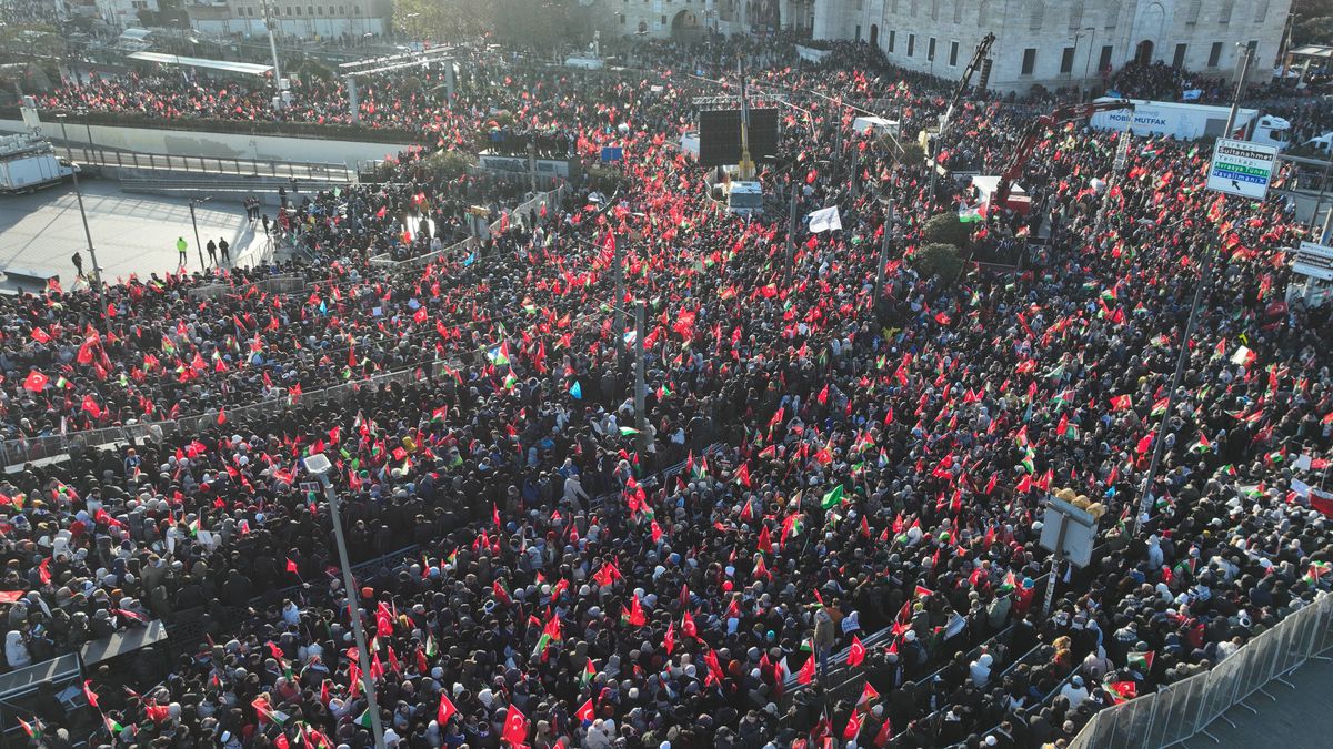 Mesut Ozil, reacție la manifestația-mamut din Istanbul: 500.000 de oameni pe străzi în prima zi a anului