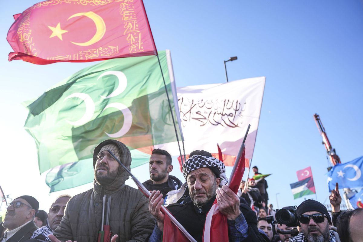 Mesut Ozil, reacție la manifestația-mamut din Istanbul: 500.000 de oameni pe străzi în prima zi a anului