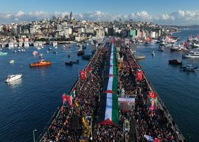 Mesut Ozil, reacție la manifestația-mamut din Istanbul: 500.000 de oameni pe străzi în prima zi a anului