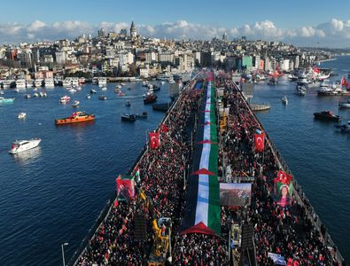 Mesut Ozil, reacție la manifestația-mamut din Istanbul: 500.000 de oameni pe străzi în prima zi a anului