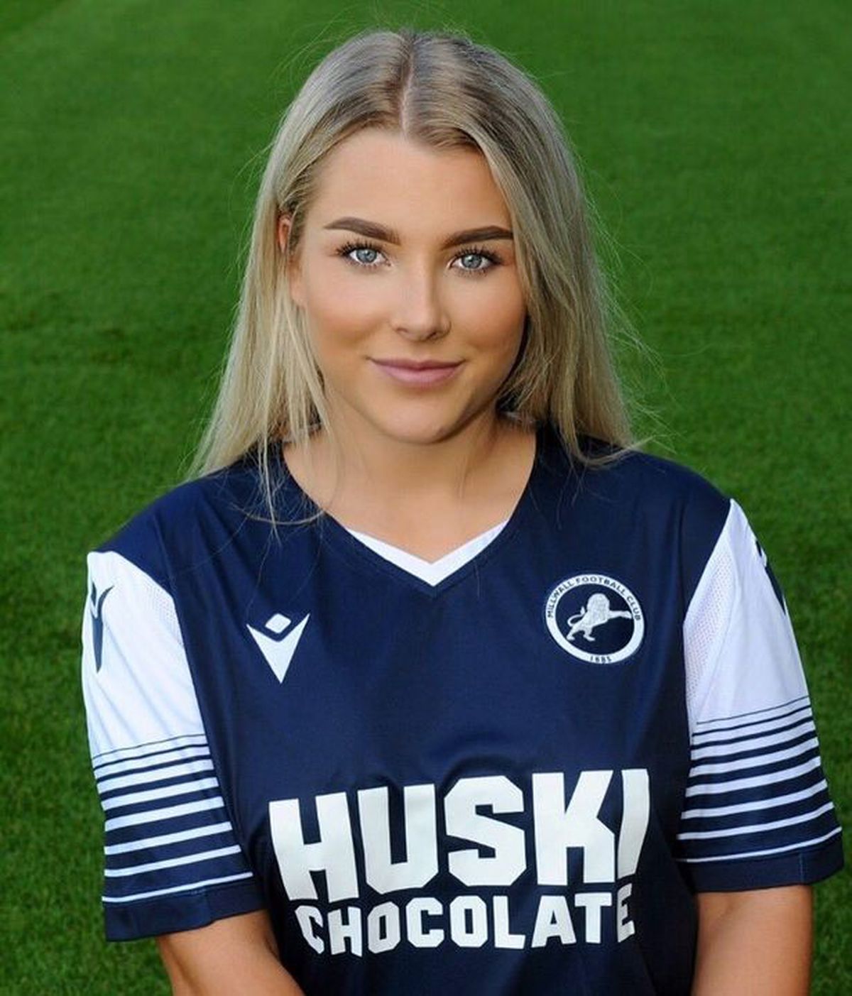 FOTO. Dată afară după escapada cu alcool, o jucătoare de fotbal își vinde acum pozele pe o platformă controversată