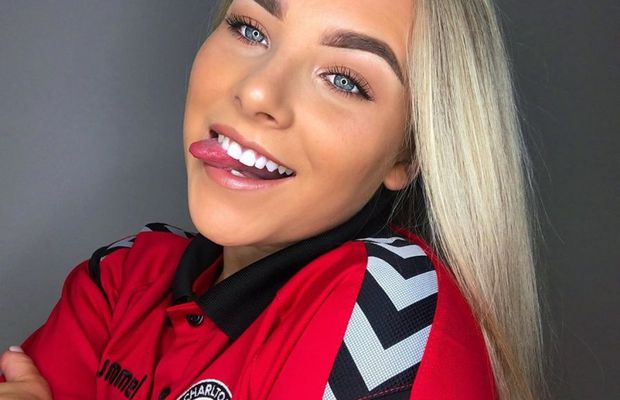 FOTO O jucătoare de fotbal e confundată cu o actriță din filmele pentru adulți: primește zilnic poze indecente