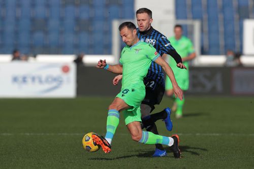 Ștefan Radu vs. Josep Ilicic în Atalanta - Lazio 1-3 // foto: Guliver/gettyimages