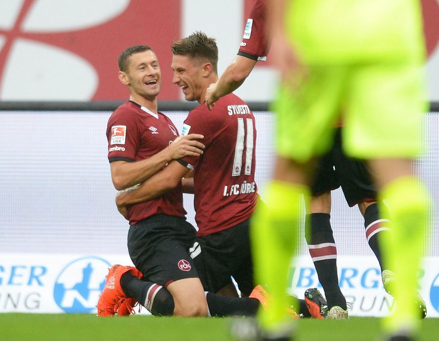 Sepsi și colegul său Sylvestr se bucură după un gol marcat de Nurnberg în 2. Bundesliga Radiografie cruntă a unui fost jucător de națională, stranier în patru țări puternice: „Fotbalul românesc e foarte slab! În țară eram bine pregătit, afară nu făceam față la alergări”