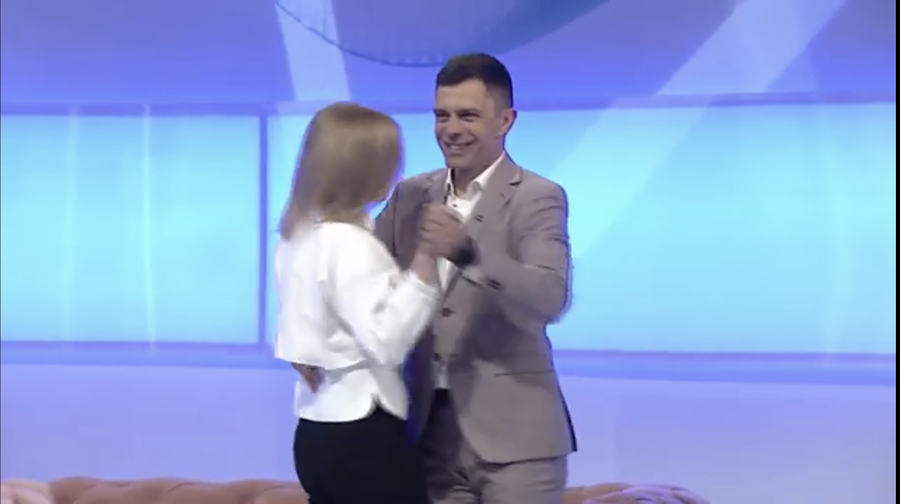Spre finalul emisiunii, Alina Alexoi a și dansat cu Eduard Novak Anomalii în TVR: reporterul detașat la COSR face știri despre fiica șefului COSR! Materialul a aruncat în aer redacția sport: „Slugărnicie gratuită! Vizionați acest material, cu ta-su, cu mă-sa...”