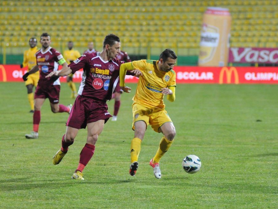 Sepsi încearcă să-l marcheze pe Sânmărtean într-un meci cu FC Vaslui Radiografie cruntă a unui fost jucător de națională, stranier în patru țări puternice: „Fotbalul românesc e foarte slab! În țară eram bine pregătit, afară nu făceam față la alergări”