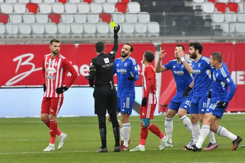 Sepsi - FCU Craiova a fost suspendat definitiv duminică, la scorul de 0-0, în minutul 26, din cauza scandărilor xenofobe ale spectatorilor oaspeți
