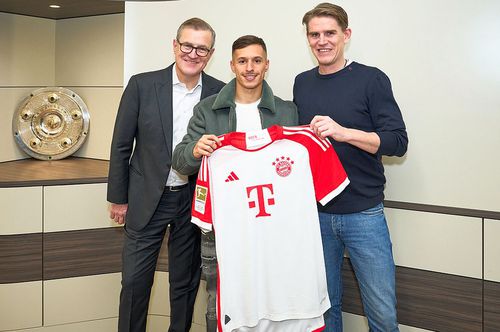 Bryan Zaragoza, cu tricoul lui Bayern // sursă foto: Twitter Bayern