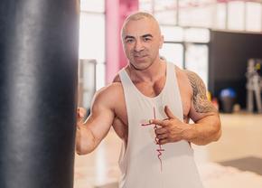 3 sfaturi pentru un stil de viață sănătos de la un Master Bodybuilding Trainer: „Niciodată nu trebuie să faci asta în sala de forță” + Cum arată antrenamentele la trupele antitero
