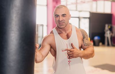 3 sfaturi pentru un stil de viață sănătos de la un Master Bodybuilding Trainer: „Niciodată nu trebuie să faci asta în sala de forță” + Cum arată antrenamentele la trupele antitero