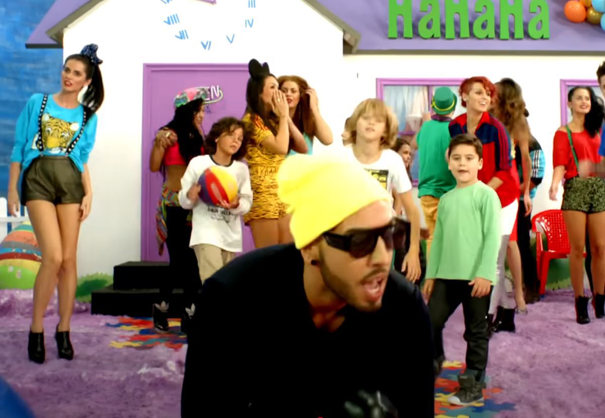 În urmă cu 12 ani, David Popovici apărea într-un videoclip al lui Velea, Smiley și Don Baxter » Imaginile au devenit abia acum virale