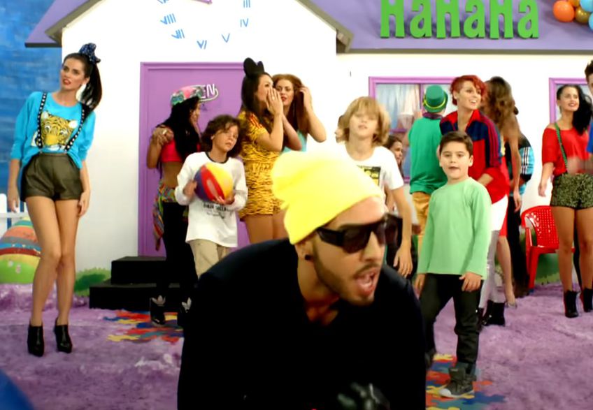 David Popovici, dublul medaliat pentru România la Jocurile Olimpice de la Paris din 2024, a apărut pentru prima dată pe scena publică în videoclipul melodiei „Cai verzi pe pereți”, interpretată de Alex Velea, Smiley și Don Baxter.
