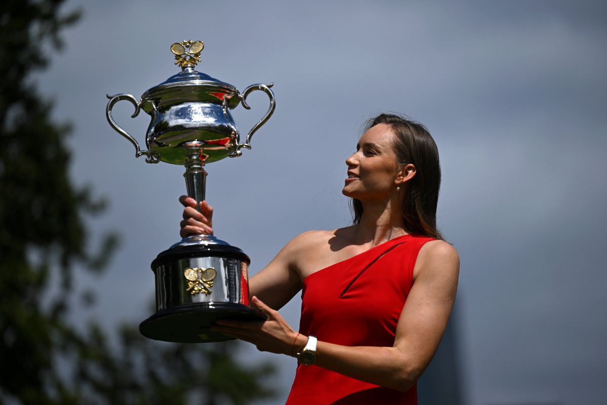 Elena Rybakina, „Lady in Red” la Antipozi » Ședință foto cu trofeul de la Australian Open
