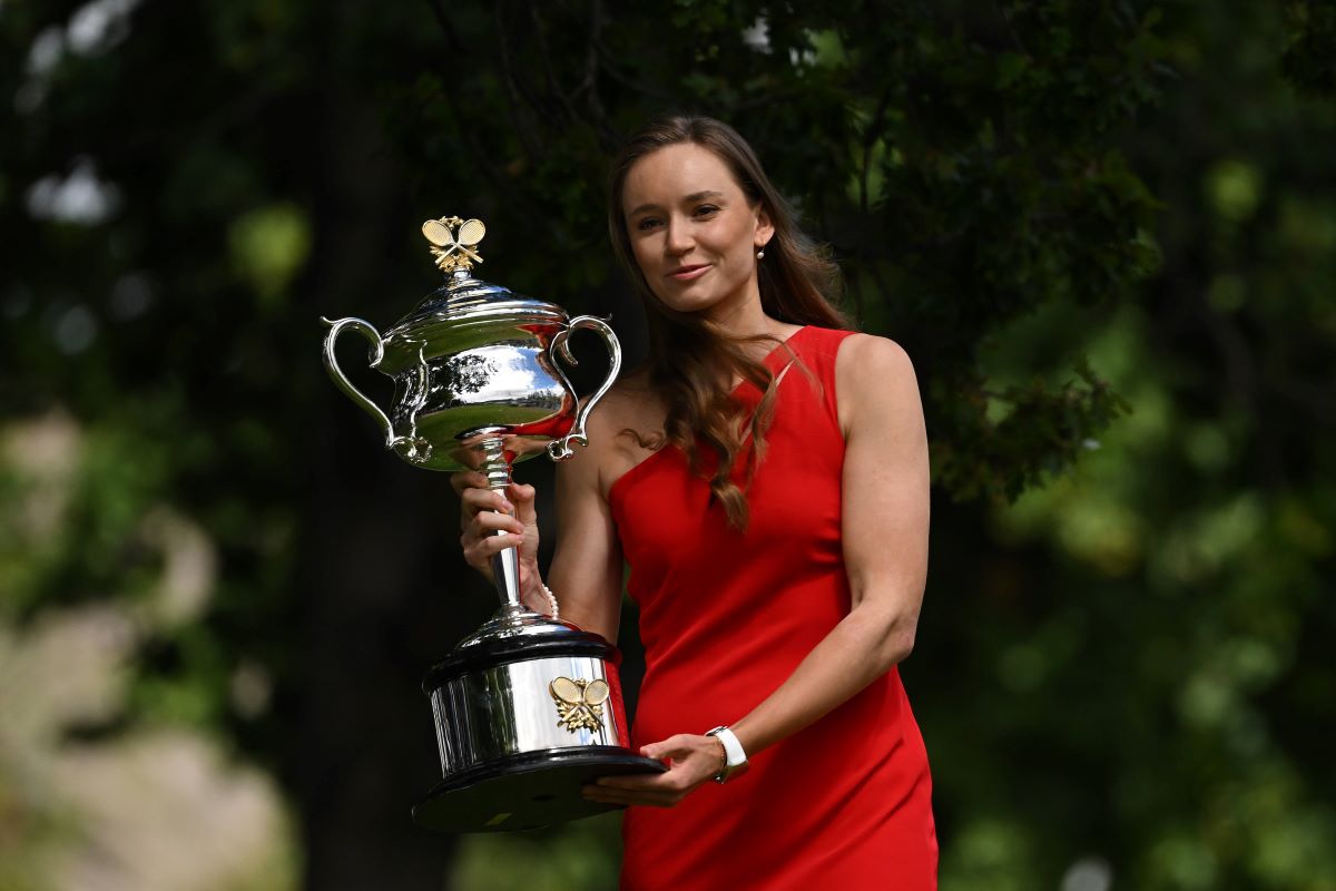 Elena Rybakina, „Lady in Red” la Antipozi » Ședință foto cu trofeul de la Australian Open