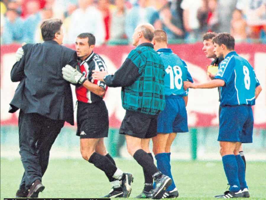 Faza celebră din luna mai 1999, când Gino Iorgulescu l-a fugărit pe teren pe arbitrul Constantin Zotta, autorul unei prestații jenante la un FC Național - Rapid 1-3. Foto: arhiva GSP Fostul arbitru din Liga 1 a „zguduit” Bursa de Valori: „Am o avere de 60-80 milioane de euro” » Pregătește o BOMBĂ: „Lucrez la proiect, Hagi CEO!”