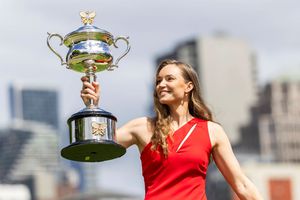 Elena Rybakina, „Lady in Red” la Antipozi » Ședință foto cu trofeul de la Australian Open
