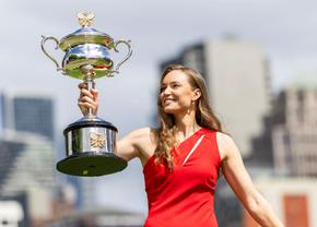 Elena Rybakina, „Lady in Red” la Antipozi » Ședință foto cu trofeul de la Australian Open