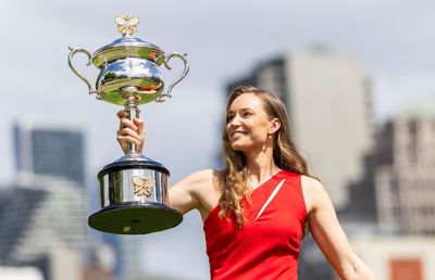 Elena Rybakina, „Lady in Red” la Antipozi » Ședință foto cu trofeul de la Australian Open