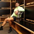 Carlos Alcaraz cu trofeul de la Australian Open în vestiarul arenei „Rod Laver” Foto: Guliver/GettyImages