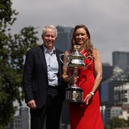 Elena Rybakina cu trofeul de la Australian Open, alături de directorul turneului, Craig Tiley Foto: Guliver/GettyImages