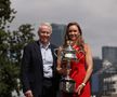 Elena Rybakina cu trofeul de la Australian Open, alături de directorul turneului, Craig Tiley Foto: Guliver/GettyImages