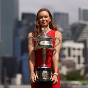 Elena Rybakina cu trofeul de la Australian Open Foto: Guliver/GettyImages