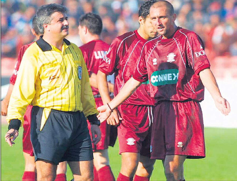 Constantin Frățilă contestat de Dorel Mutică în timpul unui meci al Rapidului arbitrat de constănțean. Foto: arhiva GSP Fostul arbitru din Liga 1 a „zguduit” Bursa de Valori: „Am o avere de 60-80 milioane de euro” » Pregătește o BOMBĂ: „Lucrez la proiect, Hagi CEO!”
