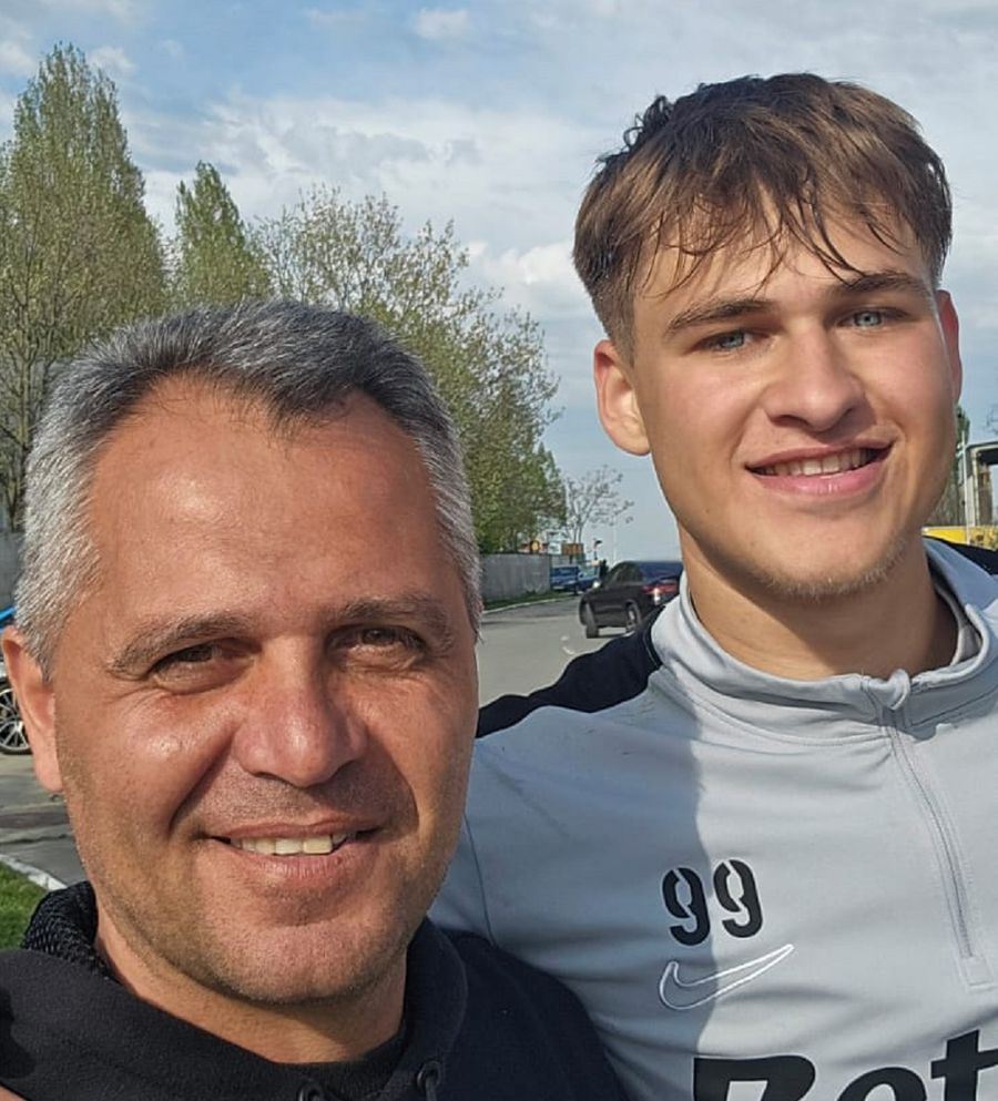 Matei Popa, alături de primul său antrenor, Lucian Stance Primul antrenor al lui Matei Popa dezvăluie profilul portarului care va debuta la FCSB: „Nu știe ce sunt emoțiile!” » Capitolul la care îl surclasează pe Târnovanu