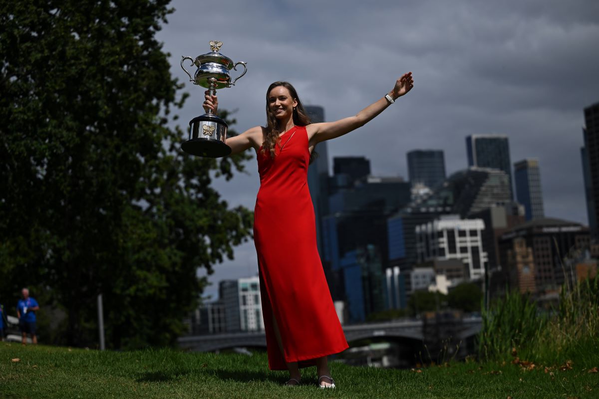 Elena Rybakina, „Lady in Red” la Antipozi » Ședință foto cu trofeul de la Australian Open