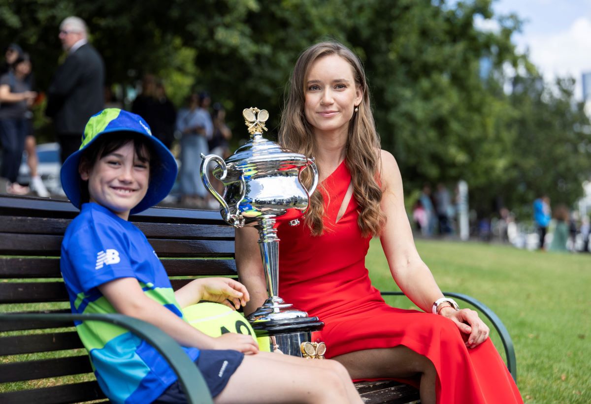 Elena Rybakina, „Lady in Red” la Antipozi » Ședință foto cu trofeul de la Australian Open