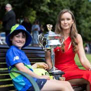 Elena Rybakina cu trofeul de la Australian Open, alături de un copil de mingi Foto: Imago Images