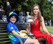 Elena Rybakina cu trofeul de la Australian Open, alături de un copil de mingi Foto: Imago Images