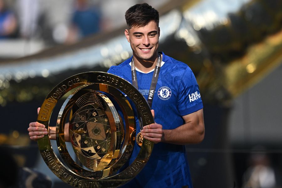 Aaron Anselmino, după succesul cu Chelsea din finala CMC 2025 // FOTO: Getty Images L-au luat înapoi doar că să-l dea mai departe! Ce se întâmplă cu fotbalistul lui Chelsea