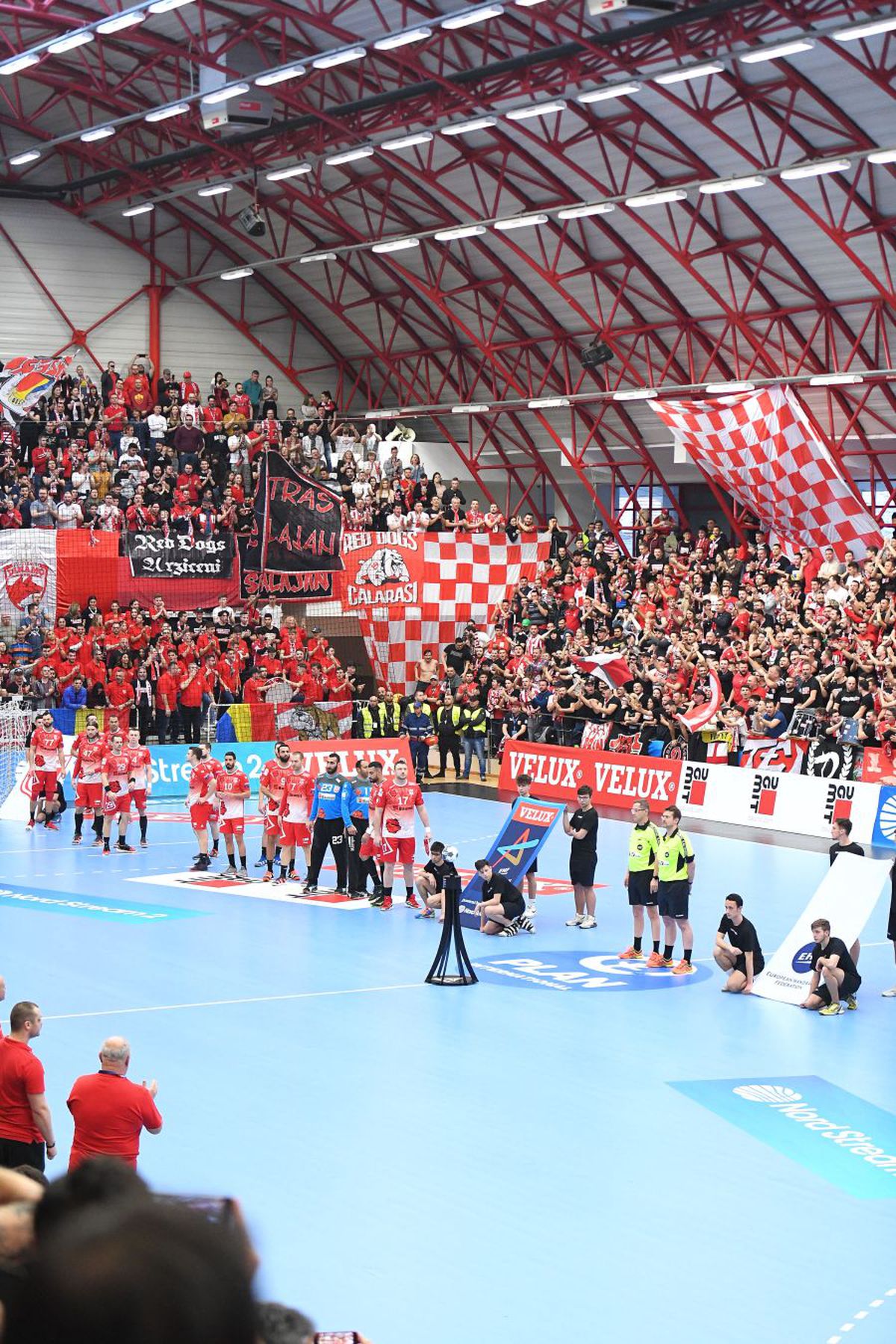 DINAMO - SPORTING 26-24 // VIDEO + FOTO Momente impresionante în Sala Dinamo! Handbaliștii au celebrat calificarea alături de galerie, într-o atmosferă irespirabilă