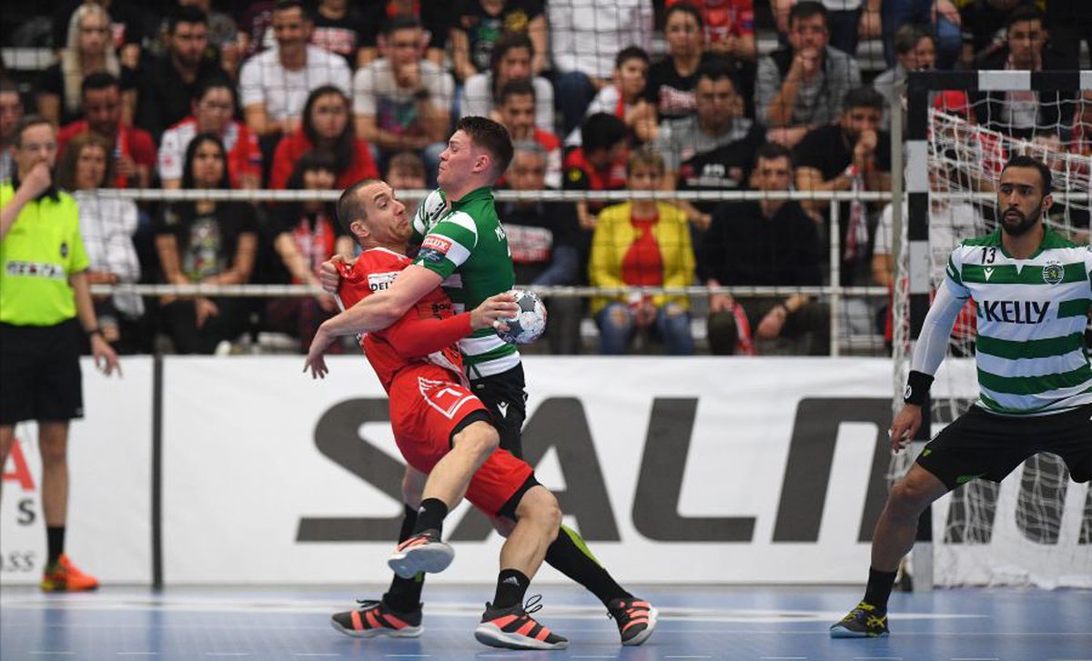 DINAMO - SPORTING 26-24 // VIDEO + FOTO Momente impresionante în Sala Dinamo! Handbaliștii au celebrat calificarea alături de galerie, într-o atmosferă irespirabilă