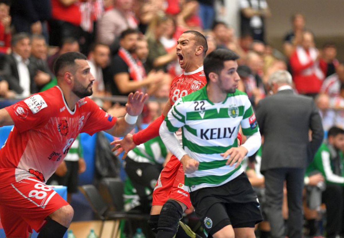 DINAMO - SPORTING 26-24 // VIDEO + FOTO Momente impresionante în Sala Dinamo! Handbaliștii au celebrat calificarea alături de galerie, într-o atmosferă irespirabilă